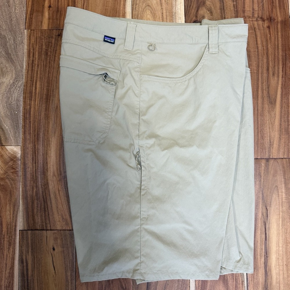 PATAGONIA Quandary Shorts Mens 40 Tan Hiking Stretch Beige tech pocket *flaw*